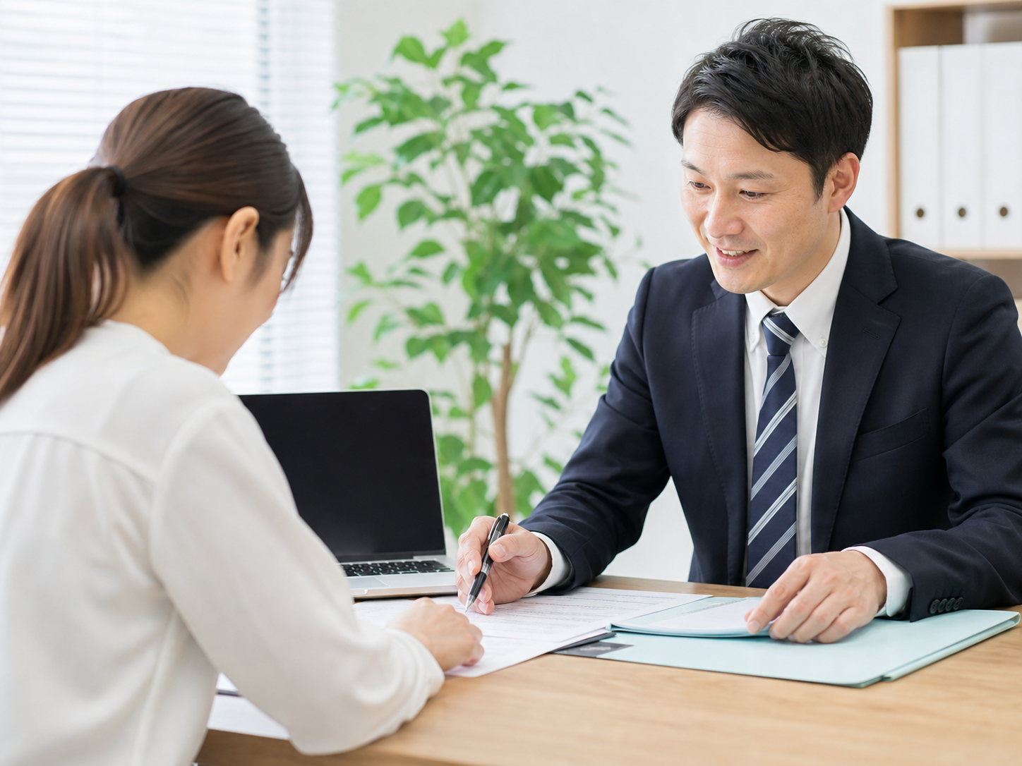 指定申請について相談する様子